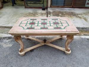 Tavolo basso in legno laccato e dorato con piano in gesso scagliola intarsiato con porfido e malachite. Italia XIX secolo